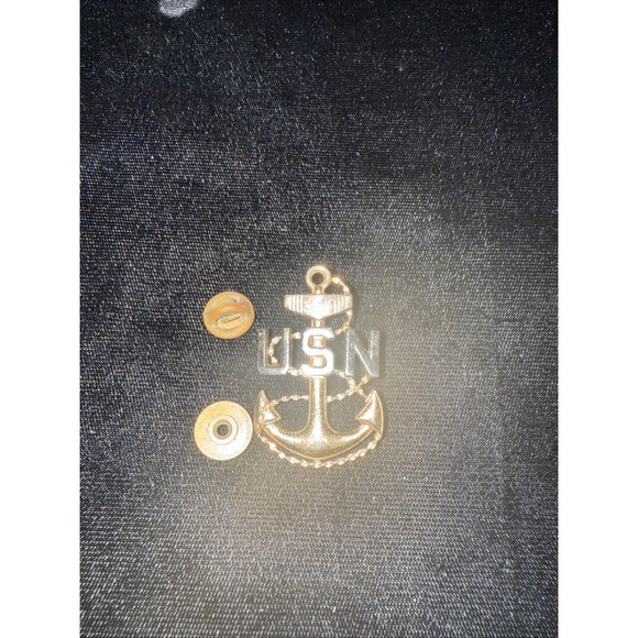 United States Navy Pin with Anchor & Rope By Gemsco Military Pin 3916 - Picture 1 of 3